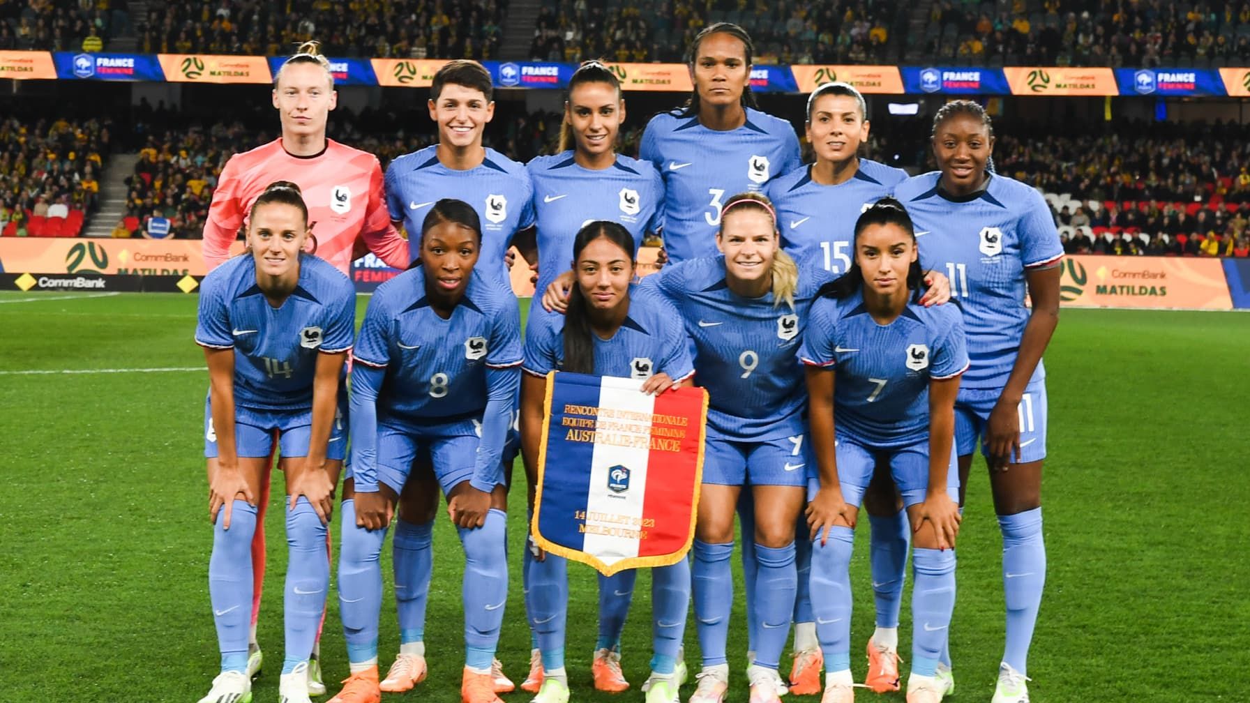 Un dernier match décisif pour l'équipe de France féminine L'équipe de France féminine de football a encore une chance de terminer en tête de son groupe en Ligue des nations. Les Bleues affronteront l'Italie dimanche soir lors de la 6e et dernière journée de la compétition. Conditions pour finir premières •	Victoire obligatoire contre l'Italie •	Espérer un faux pas de la Norvège face à l'Autriche Enjeux de la rencontre •	Qualification pour le "Final Four" de la Ligue des nations •	Préparation optimale pour les Jeux Olympiques de Paris 2024 Composition probable Didier Deschamps devrait effectuer plusieurs changements par rapport au match contre Israël, avec une possible attaque composée d'Olise, Nkunku, Coman et Thuram.