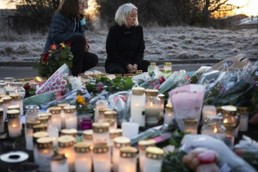 Fusillade en Suède - Le roi, la reine et le premier ministre se recueillent près du lieu du drame
