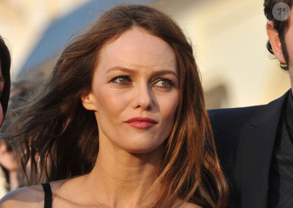 La folle vie des stars 1 - Vanessa Paradis, entre amour, déceptions et solitude  Introduction : Une icône face aux tempêtes de la vie privée