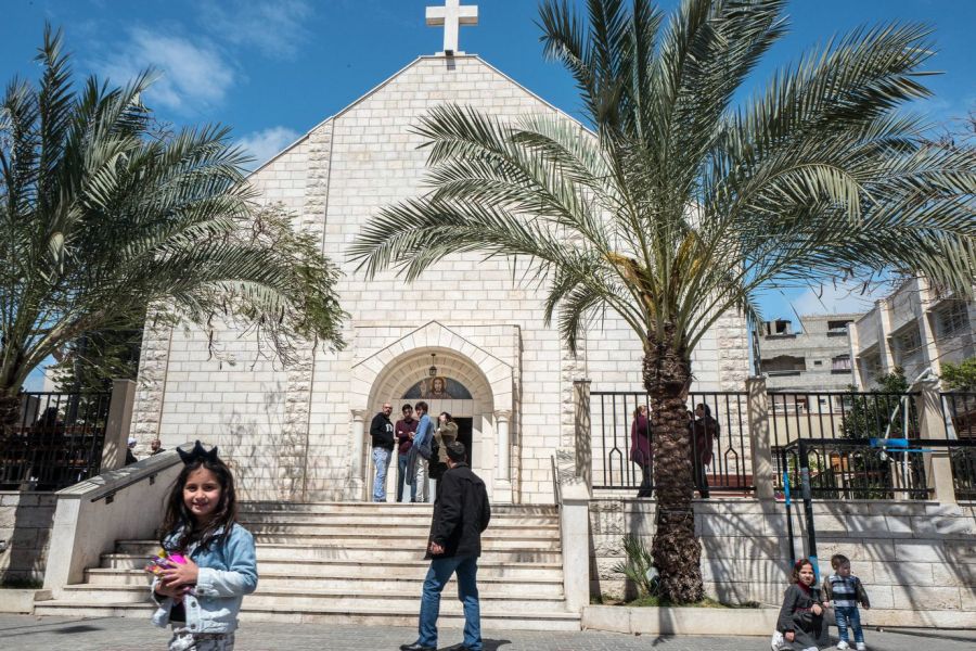 Gaza : Israël sous pression après la frappe tragique sur l’église de la Sainte-Famille