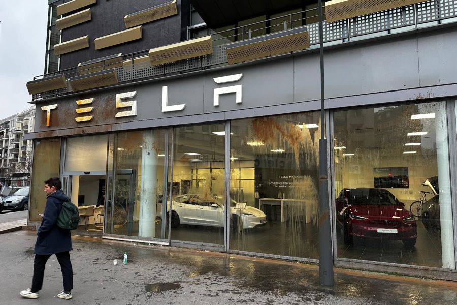 - Le siège français de Tesla vandalisé à Saint-Ouen : Un acte de protestation ciblé ou le reflet d'une contestation plus large contre l'industrie automobile et ses symboles ?