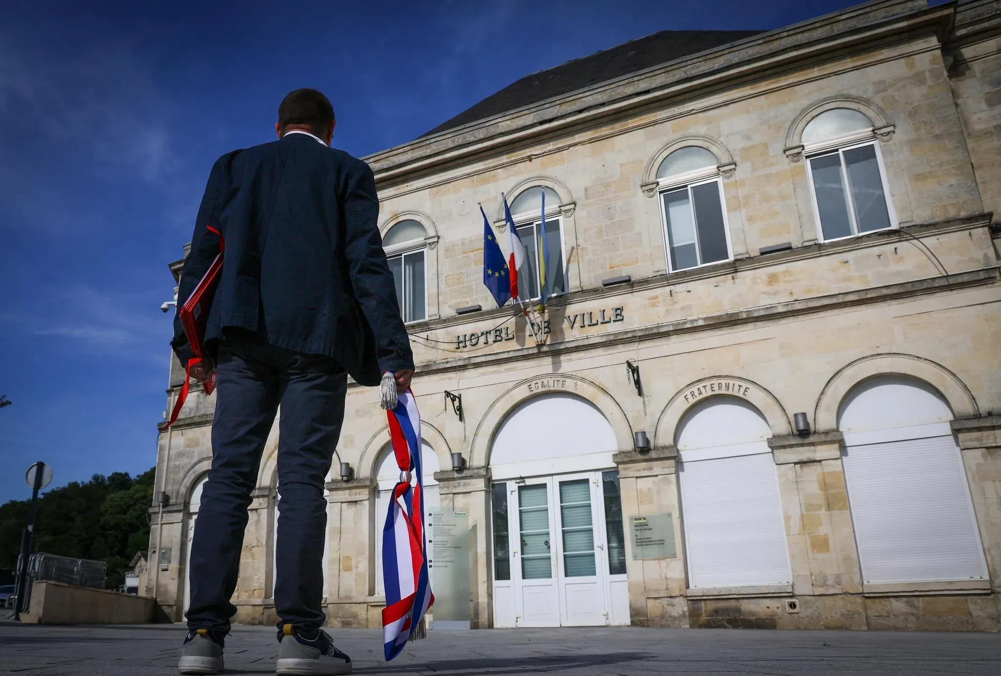 Démissions des Maires : L'Épuisement Électoral. La Crise de la Proximité qui Fragilise la Démocratie Locale.