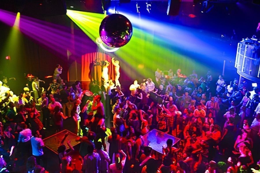 OMONDO INTERNATIONAL : Guerre en Ukraine - Des officiers de conscription contrôlent les hommes à la sortie d’un concert à Kiev