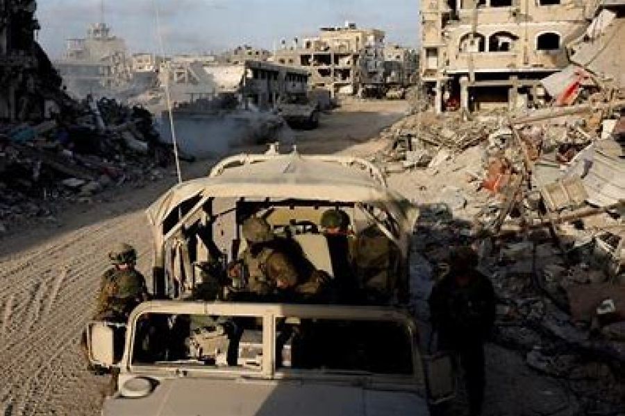 Emmanuel Macron a condamné les tirs israéliens ayant blessé quatre Casques bleus au Liban. Cette déclaration intervient dans un contexte de tensions croissantes entre Israël et le Hezbollah. Appel à la retenue Le président français a appelé à une désescalade et a souligné l'importance du respect du mandat de la Force intérimaire des Nations Unies au Liban (Finul). La France, qui contribue significativement à cette mission, se trouve au cœur des discussions diplomatiques. Questions géopolitiques Cet incident soulève plusieurs questions : Quel rôle joue la France dans la stabilisation de la région ? Comment éviter que ce type d'incident ne compromette davantage la sécurité des Casques bleus ? Quelles solutions diplomatiques peuvent être envisagées pour apaiser les tensions ? Mots-clés : Proche-Orient, Israël, Casques bleus, Emmanuel Macron, tensions géopolitiques Ces articles sont conçus pour être informatifs tout en ouvrant des pistes de réflexion et de discussion sur des sujets d'actualité importants.