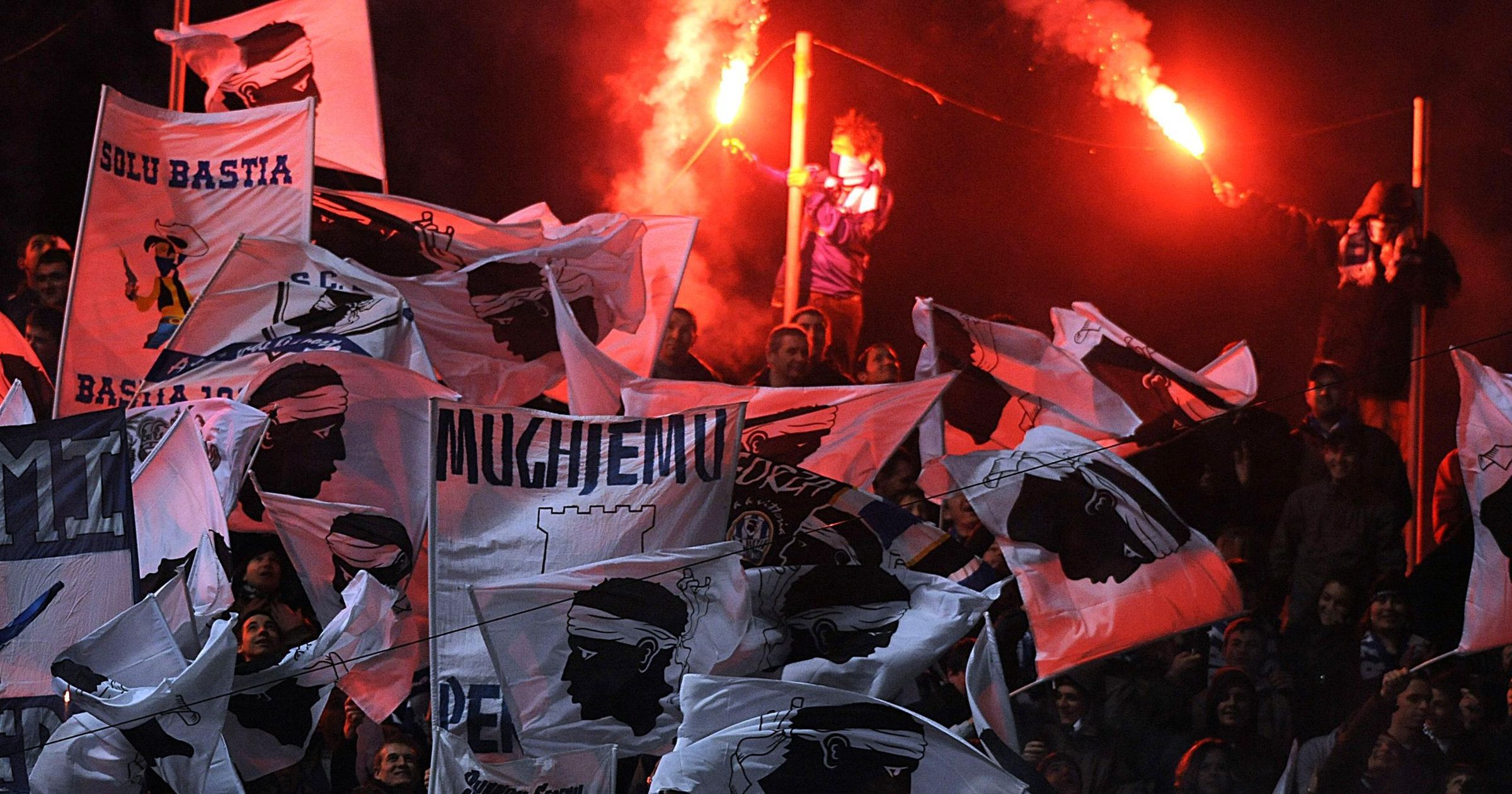 Ligue 2 : interruption du match Bastia-Lorient suite à des jets de projectiles, un nouveau défi pour le football français