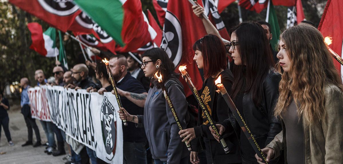 LA FRANCE SOUS CLOCHE : L'EXTRÊME DROITE ET LE REPLI, CHRONIQUE D'UNE SOCIÉTÉ EN APNÉE