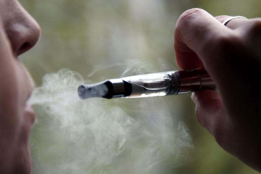 Avec 15 millions de très jeunes adeptes, l’OMS alerte sur une nouvelle addiction aux e-cigarettes ciblant les enfants