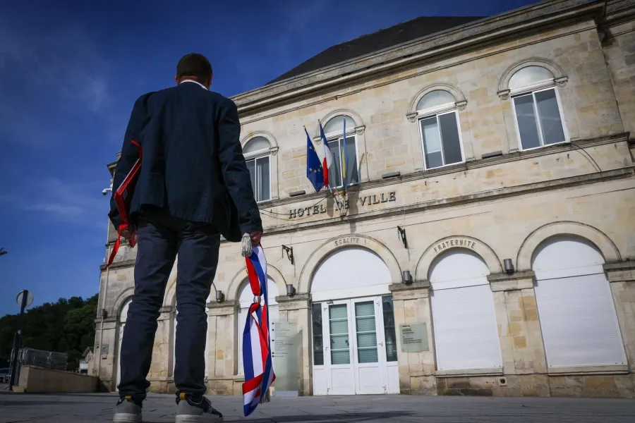 Démissions des Maires : L'Épuisement Électoral. La Crise de la Proximité qui Fragilise la Démocratie Locale.