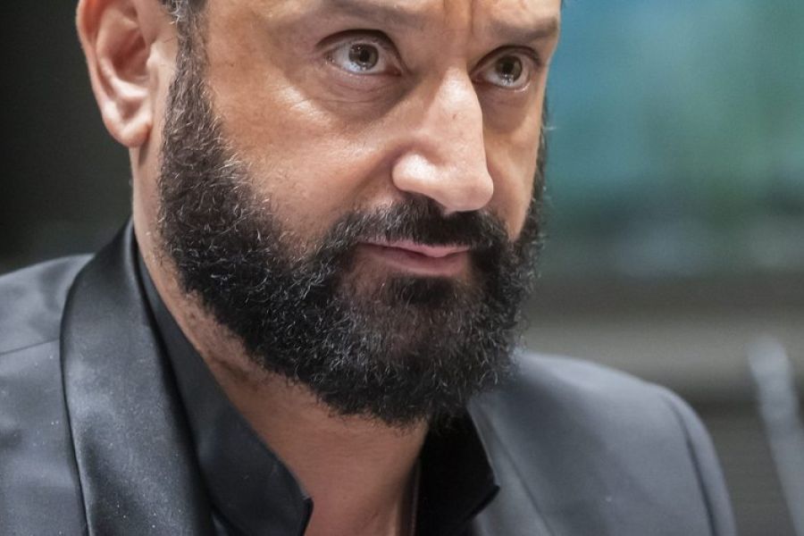 Hanouna : comment compte-t-il rebondir ? Boudé et aimé, le trublion a des projets.