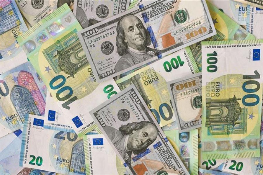 OMONDO ÉCONOMIE - Face à la menace d'une chute du gouvernement, l'euro perd 1% face au dollar