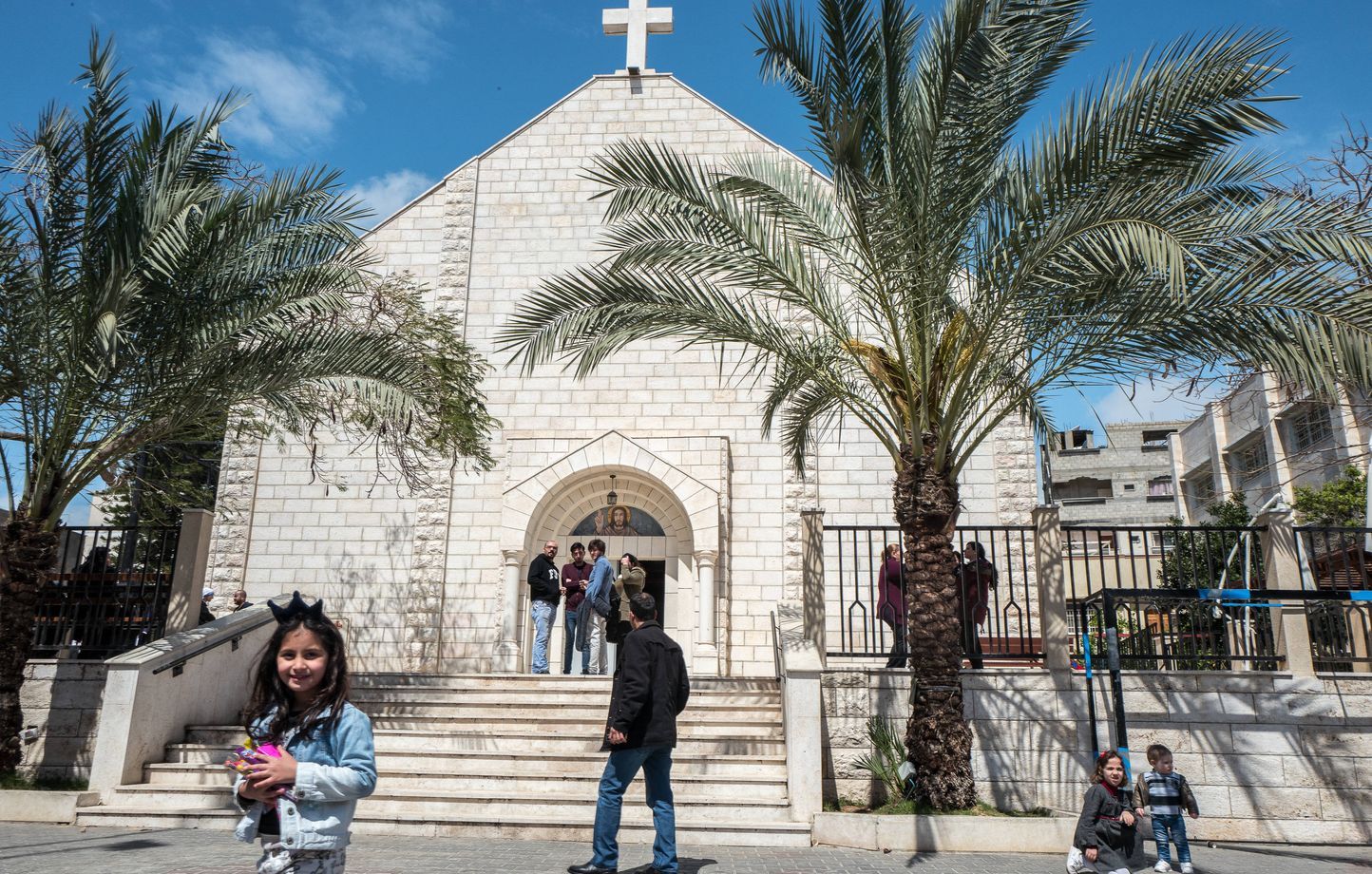 Gaza : Israël sous pression après la frappe tragique sur l’église de la Sainte-Famille
