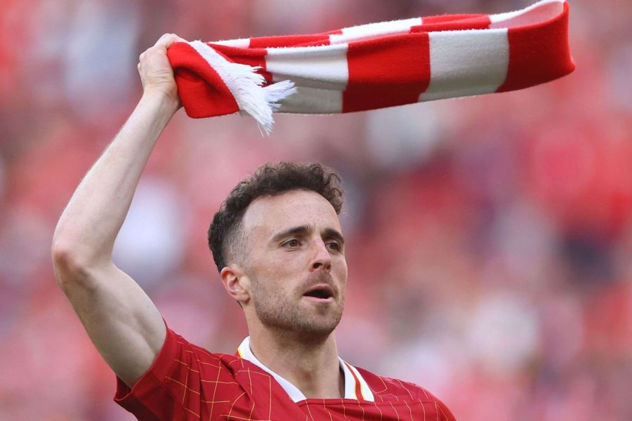 Liverpool retire le numéro 20 en hommage à Diogo Jota, décédé tragiquement : émotion et recueillement en Angleterre