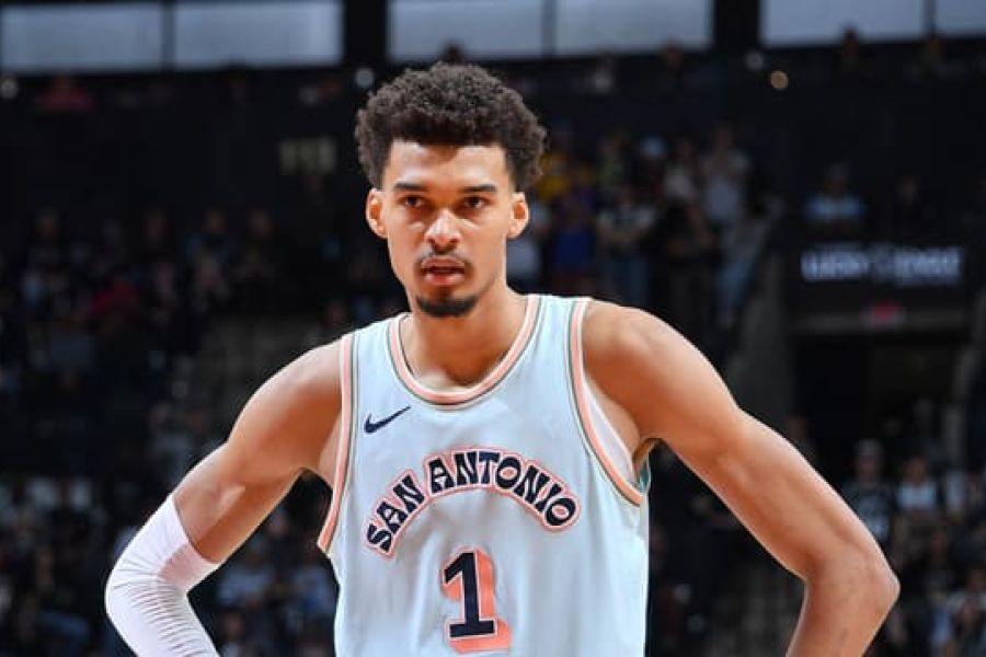 Wembanyama conclut sa semaine parisienne sur une note mitigée malgré l'engouement du public