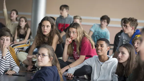 L’ÉCOLE FRANÇAISE EN QUESTION : ENTRE DÉMISSION RÉPUBLICAINE ET GUERRE DES VALEURS
