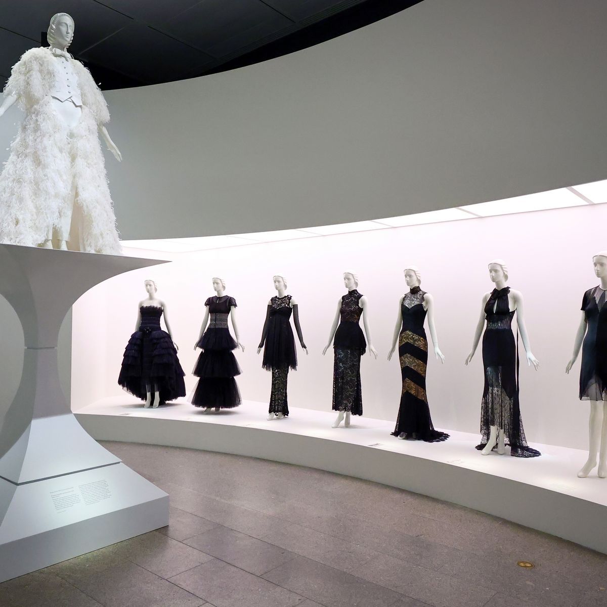 OMONDO MODE - Karl Lagerfeld : une rétrospective posthume au Met de New York fait polémique