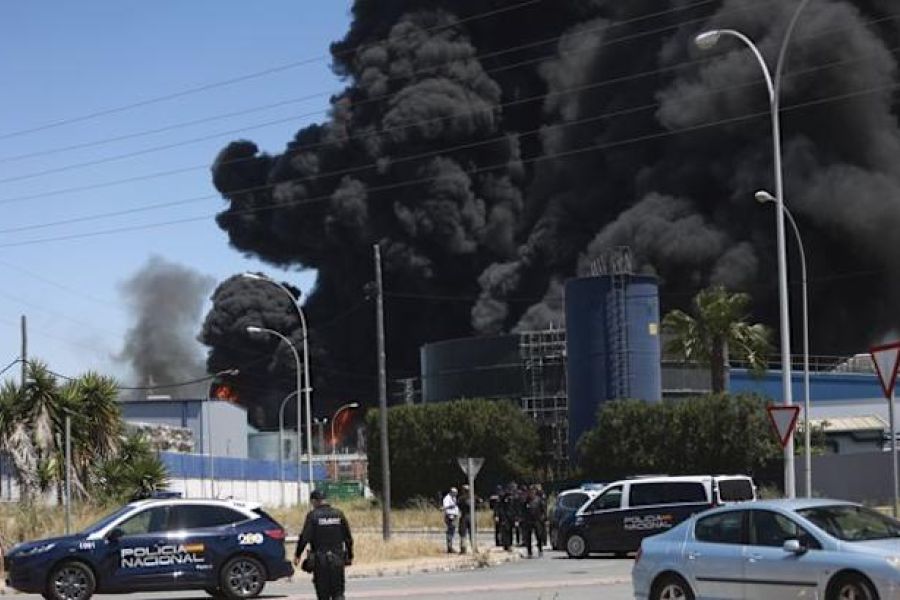 Espagne : spectaculaire incendie dans une usine chimique à Séville – Un avertissement pour la sécurité industrielle en Europe