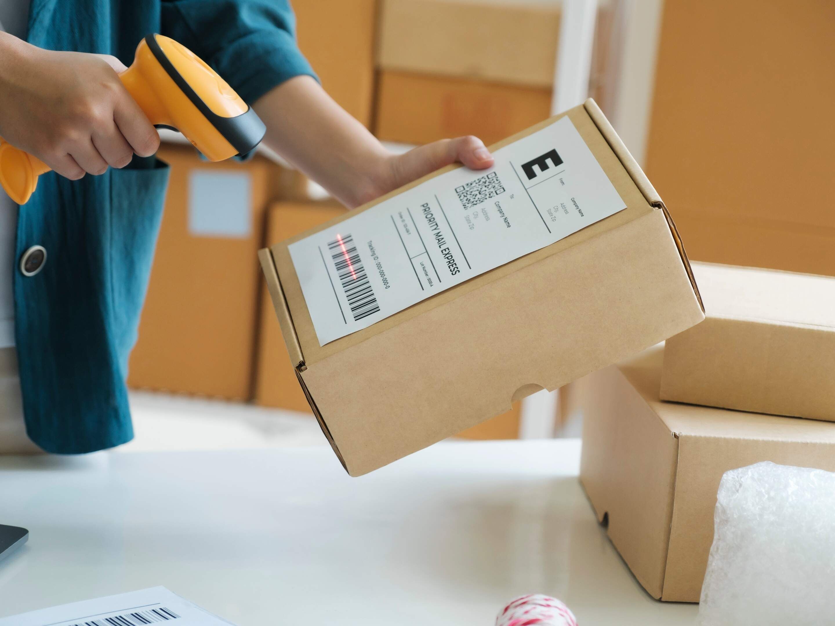COMMERCE INTERNATIONAL : L'UNION EUROPÉENNE APPLIQUE SA NOUVELLE TAXE FORFAITAIRE DE 3 EUROS SUR LES PETITS COLIS IMPORTÉS