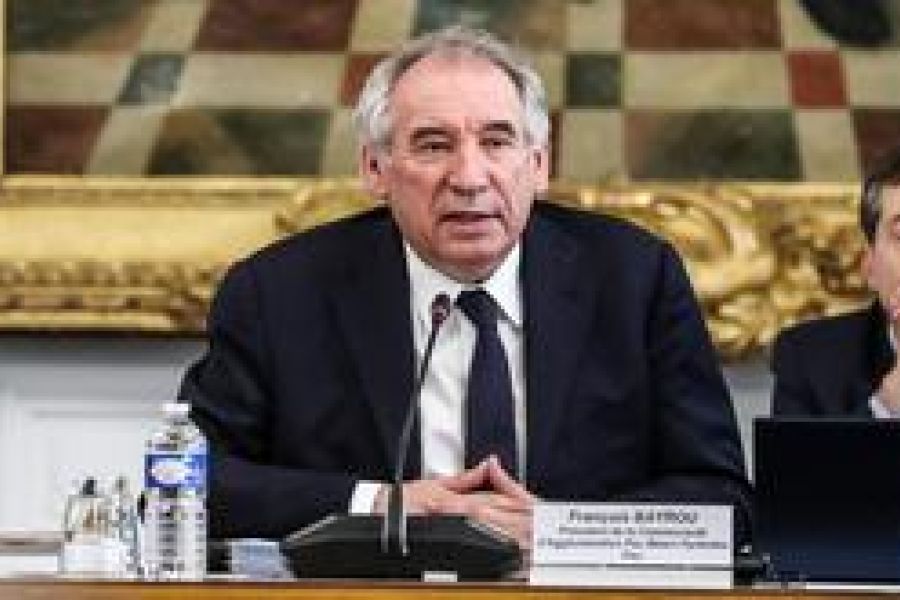 Taxe sur les superprofits : François Bayrou souhaite rediscuter la mesure pour "préserver les entreprises"