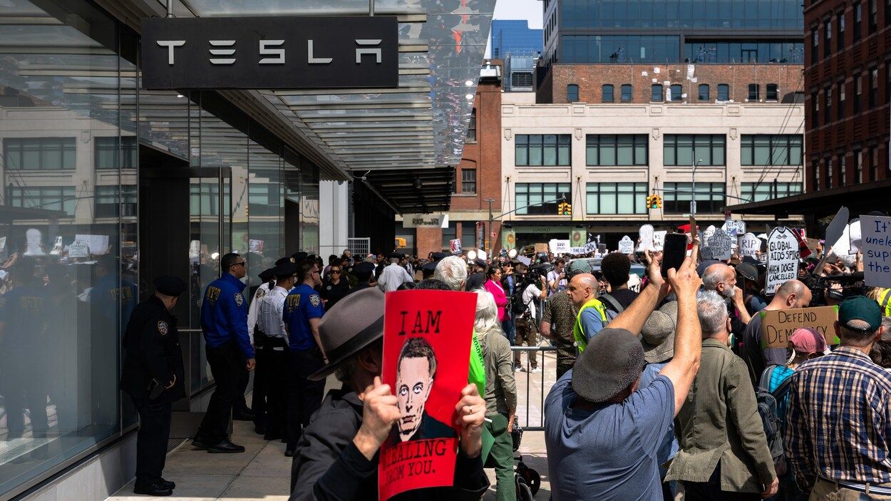 Société : La montée du mouvement "Anti-Tesla" aux États-Unis, symbole de la polarisation politique radicale sous l'ère Trump
