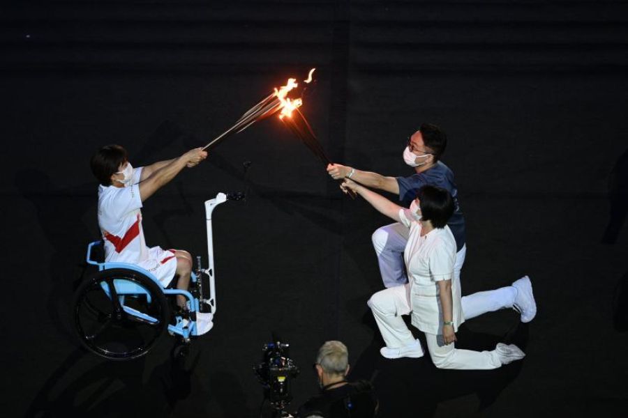 la flamme paralympique brille à nouveau sous la pluie de stoke mandeville