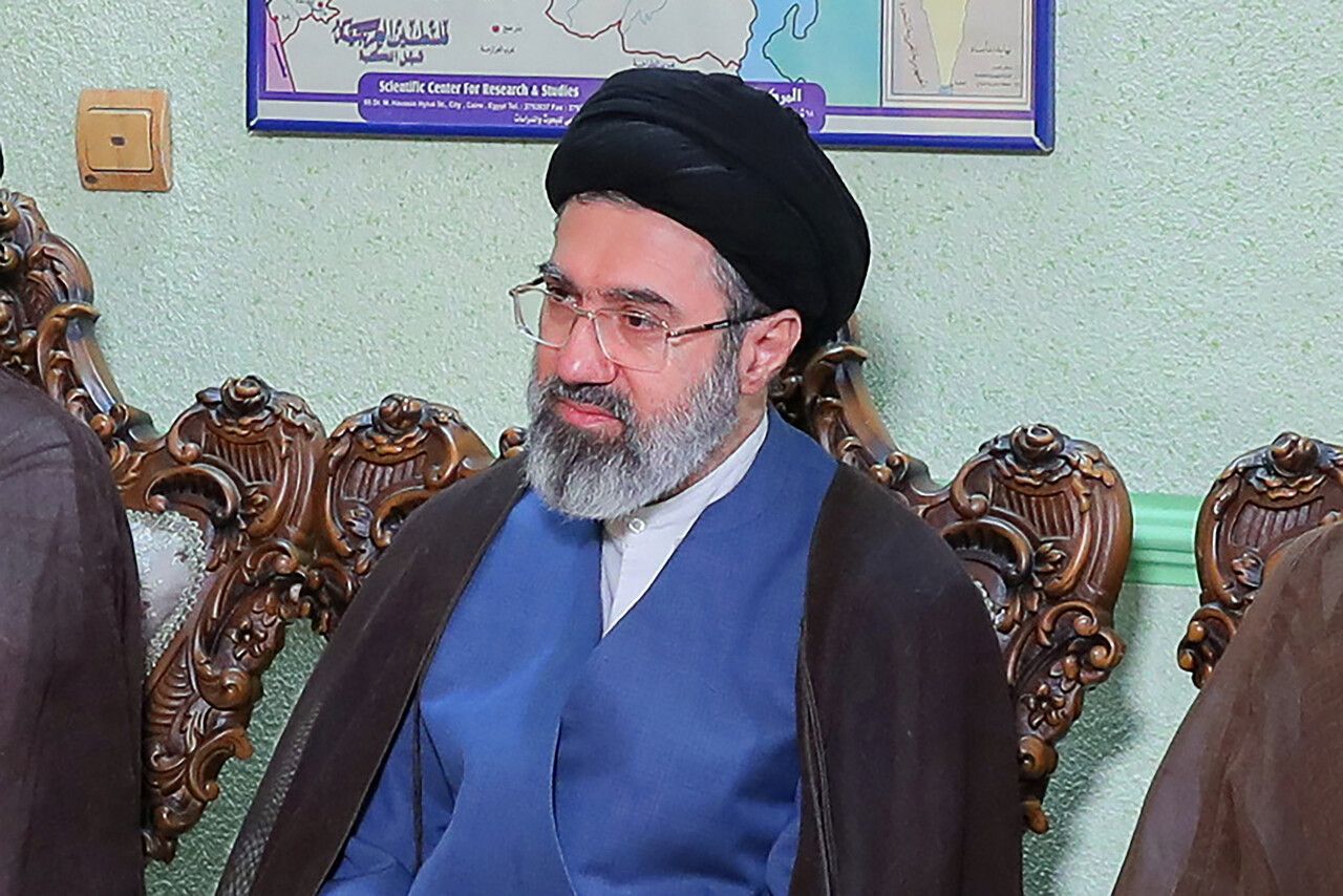 L'AVÈNEMENT DE MOJTABA KHAMENEI : UN NOUVEAU GUIDE POUR UNE RÉPUBLIQUE EN GUERRE