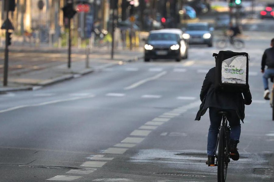 Un livreur à vélo dans le coma à Bordeaux : l'accident qui relance l'alerte sur la précarité du métier