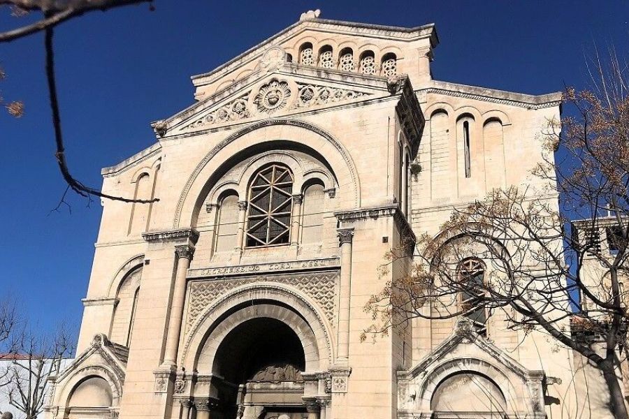 À Marseille, ces églises délabrées cherchent un avenir : Patrimoine en péril et reconversion, l'appel au secours d'un patrimoine en danger.