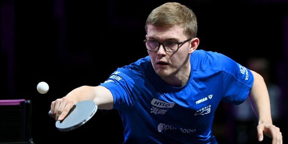 OMONDO VIP - Emmanuel Macron défie Alexis Lebrun : Un match de ping-pong présidentiel à l'Élysée