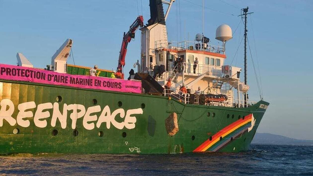 Greenpeace lâche des rochers contre le chalutage de fond en France, une action coup de poing qui relance le débat sur la pêche durable