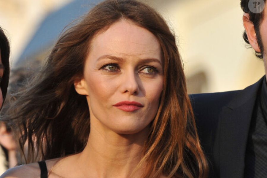La folle vie des stars 1 - Vanessa Paradis, entre amour, déceptions et solitude  Introduction : Une icône face aux tempêtes de la vie privée