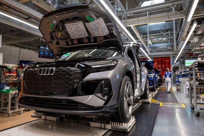 L'UE allège la réglementation pour relancer le secteur automobile européen face à la concurrence chinoise agressive.