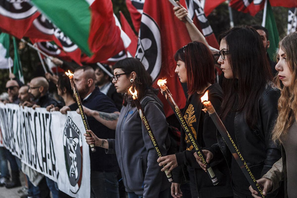 LA FRANCE SOUS CLOCHE : L'EXTRÊME DROITE ET LE REPLI, CHRONIQUE D'UNE SOCIÉTÉ EN APNÉE