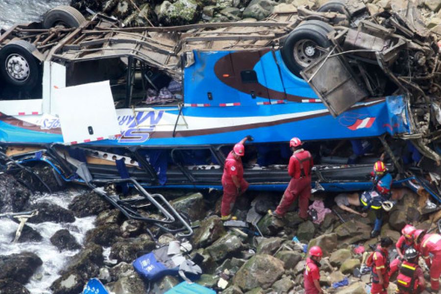 Pérou : un car avec des scolaires tombe d'une falaise, 11 morts, un drame révélateur des défis des transports