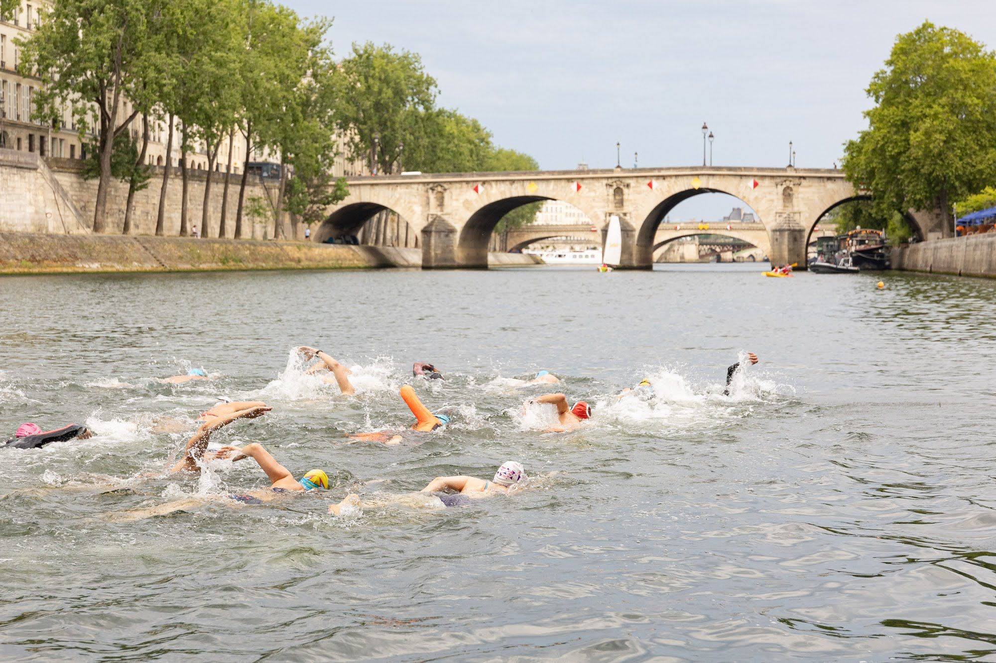 Paris, la Seine retrouve ses baigneurs avant les JO – Un symbole de reconquête écologique