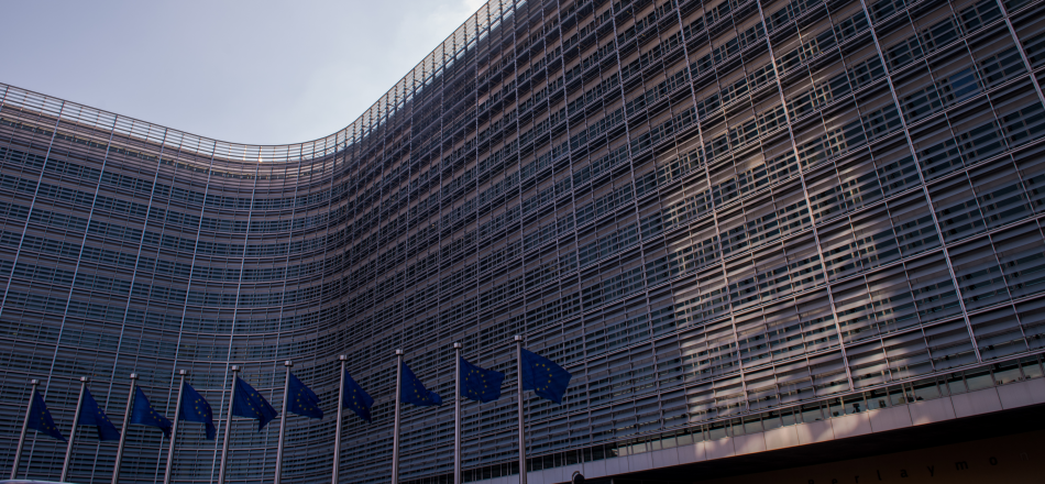 OMONDO TECH-  La Commission européenne adopte une régulation stricte sur l'utilisation de l'IA dans les espaces publics : un pas vers une gouvernance éthique