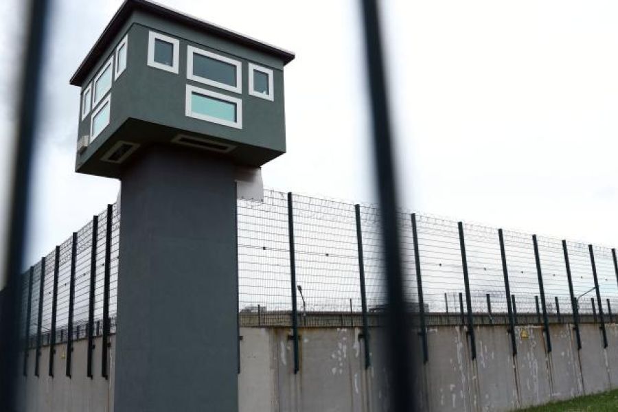 Crise carcérale : attaques contre les établissements pénitentiaires et débat sur la politique de sécurité en France