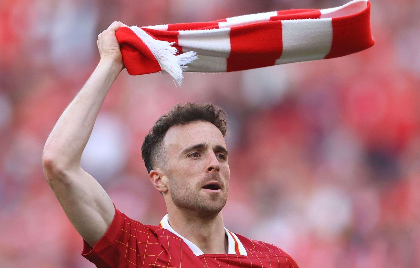 Liverpool retire le numéro 20 en hommage à Diogo Jota, décédé tragiquement : émotion et recueillement en Angleterre