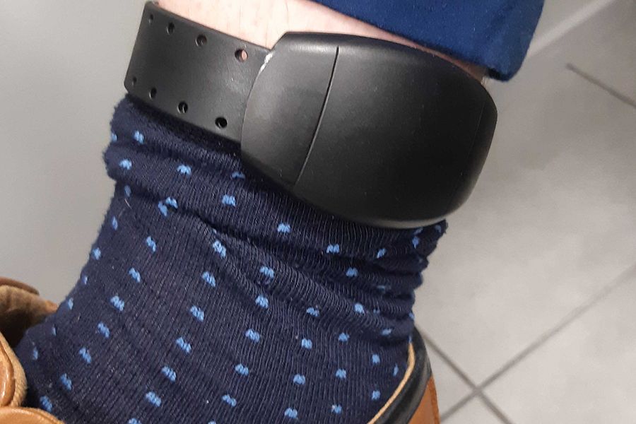 Bracelets électroniques et aménagements de peine : le plan Darmanin pour désengorger les prisons cet été