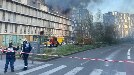 Incendie au sommet d'un immeuble à Lille, 200 personnes évacuées