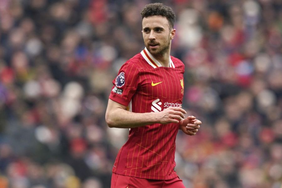 Liverpool rend un hommage émouvant à Diogo Jota, symbolisant la solidarité et la mémoire collective