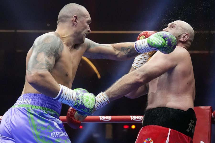Boxe : La Victoire Symbolique d'Usyk contre Fury Célébrée avec un Sabre Cosaque