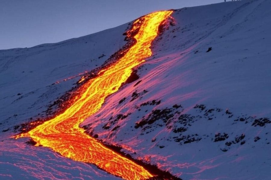 «Contraste entre lave et neige» : l'éruption du volcan Etna, un spectacle naturel menacé par le tourisme de masse
