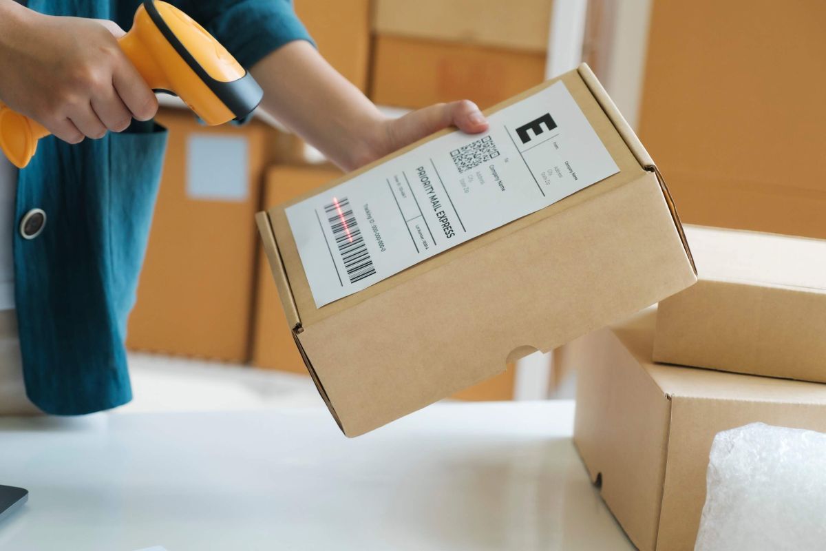 COMMERCE INTERNATIONAL : L'UNION EUROPÉENNE APPLIQUE SA NOUVELLE TAXE FORFAITAIRE DE 3 EUROS SUR LES PETITS COLIS IMPORTÉS