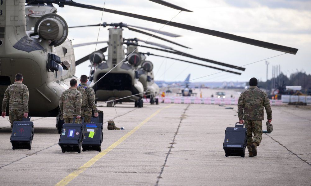 Flanc Est : RETRAIT AMÉRICAIN : L'OTAN défend le redéploiement des troupes USA sur le flanc oriental, la sécurité européenne en question.