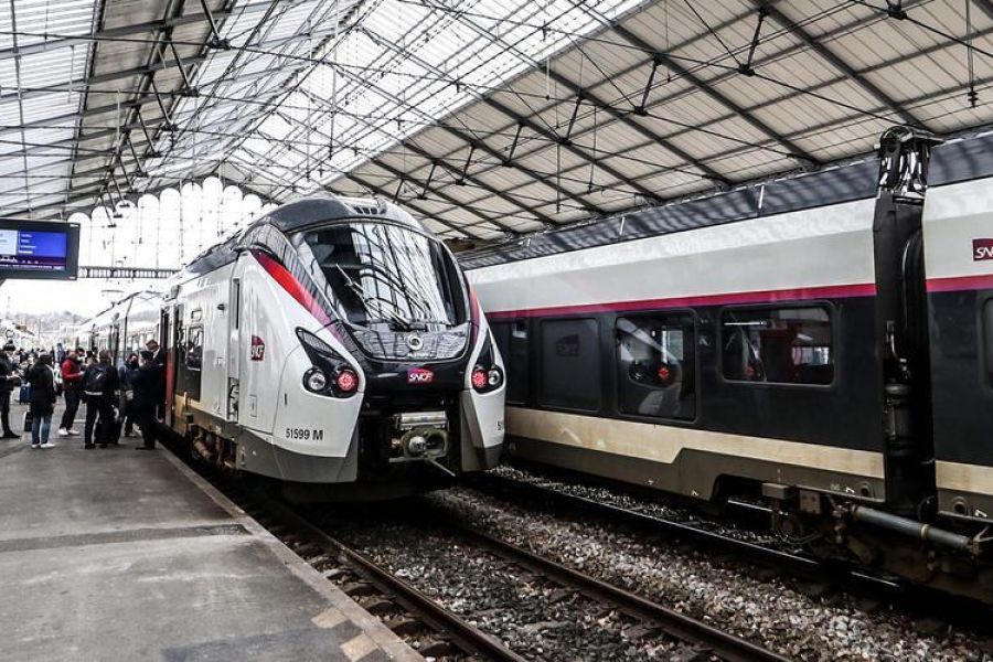Fin du « train à volonté » pour les jeunes en France : analyse d’une mesure budgétaire controversée
