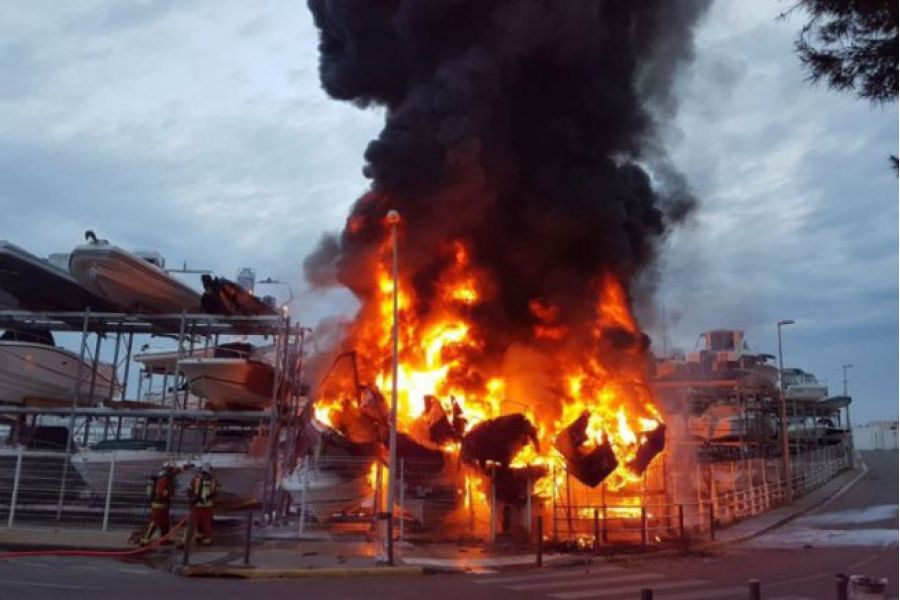 Marseille : trois yachts ravagés par un incendie dans un port de plaisance des quartiers nord
