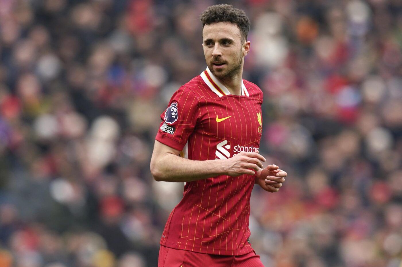 Liverpool rend un hommage émouvant à Diogo Jota, symbolisant la solidarité et la mémoire collective