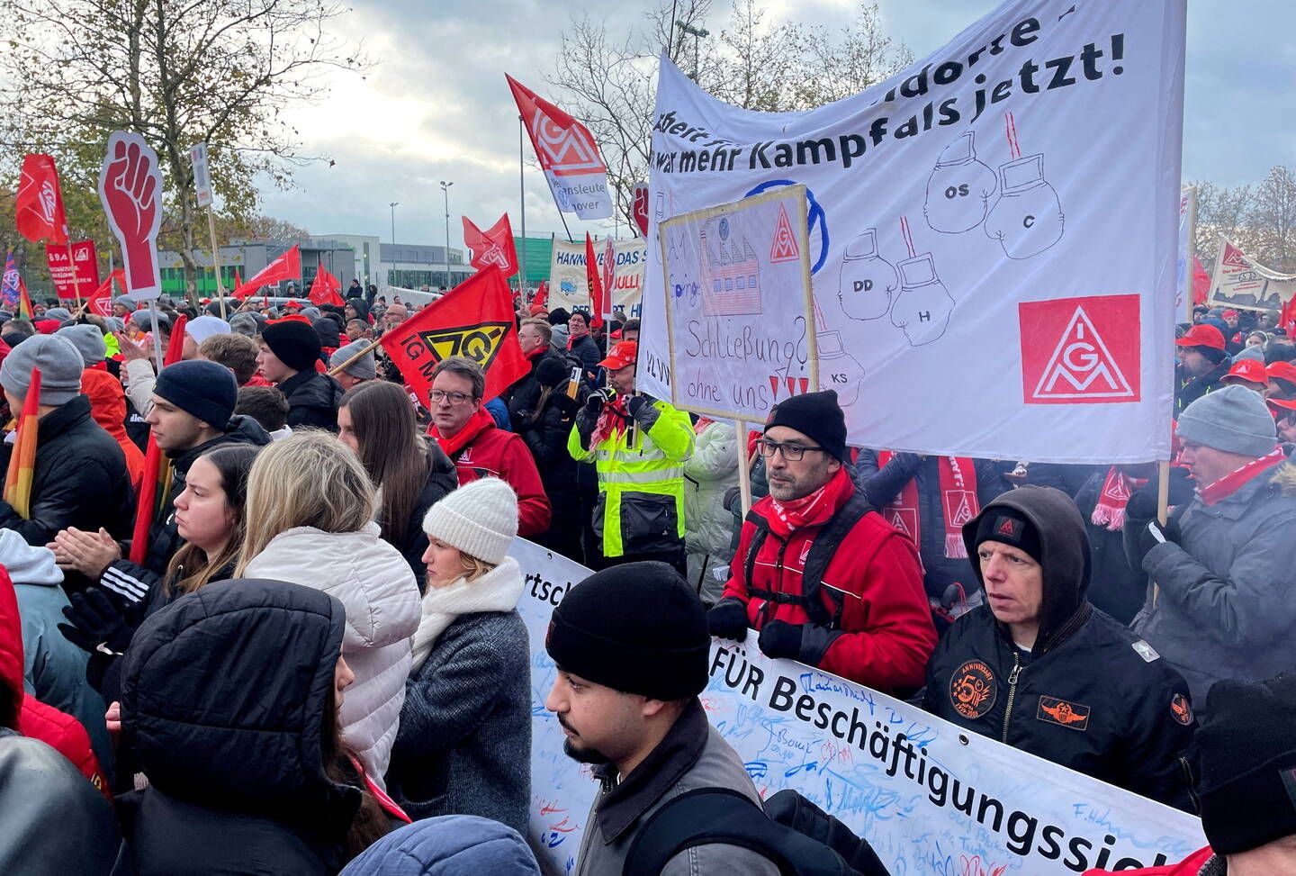 Volkswagen : les salariés allemands appelés à la grève, tensions sociales en vue
