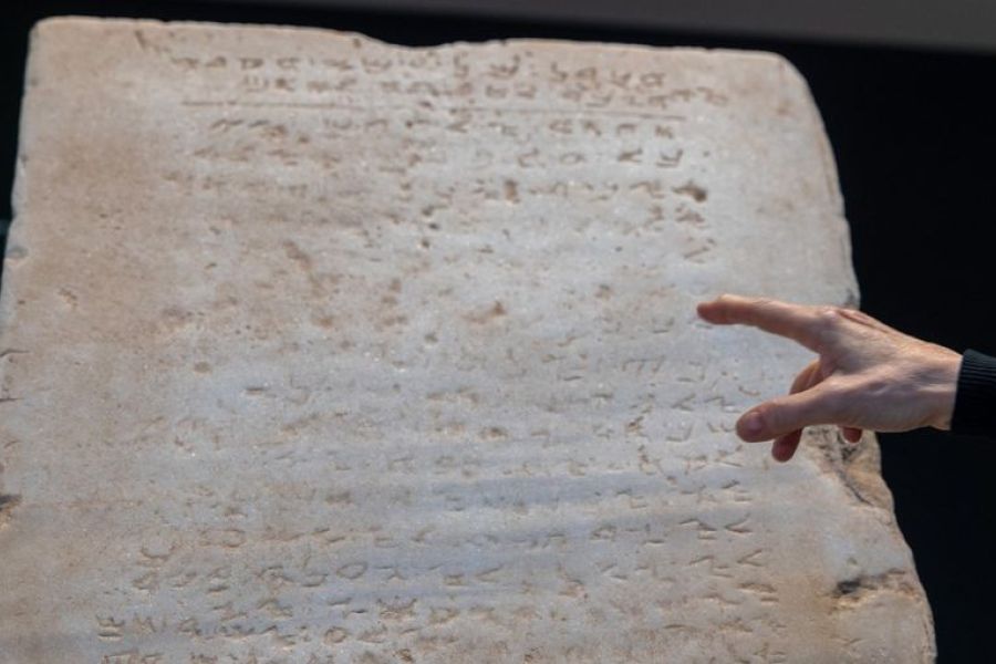 États-Unis : Une tablette gravée des dix commandements vendue 5 millions de dollars aux enchères