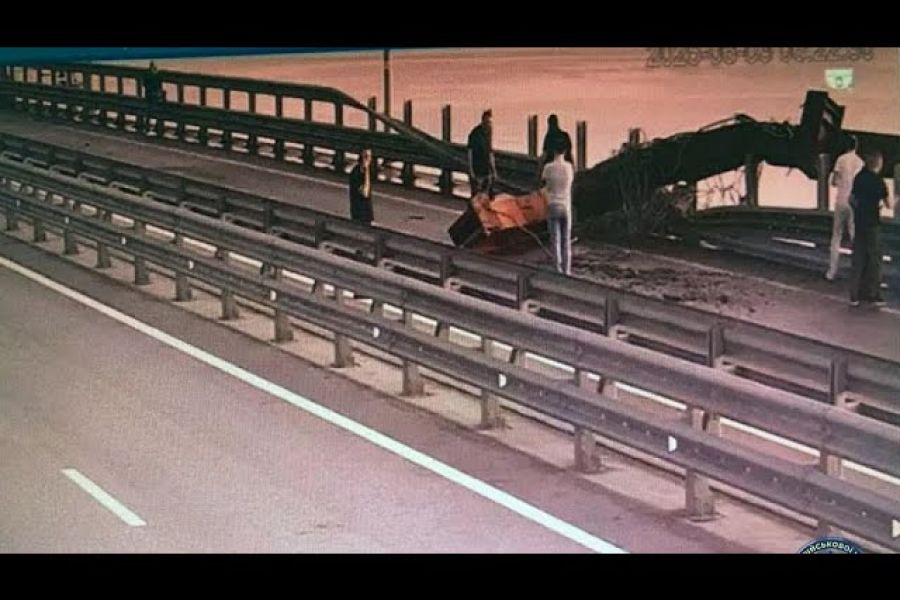 Ukraine : Nouvelle attaque revendiquée sur le pont de Crimée, Moscou riposte par des frappes sur Kherson